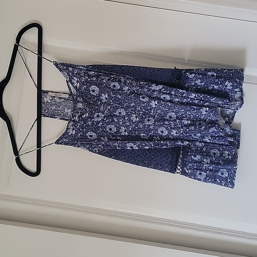Miss Me floral tank with lace panels, sz. Small, blue